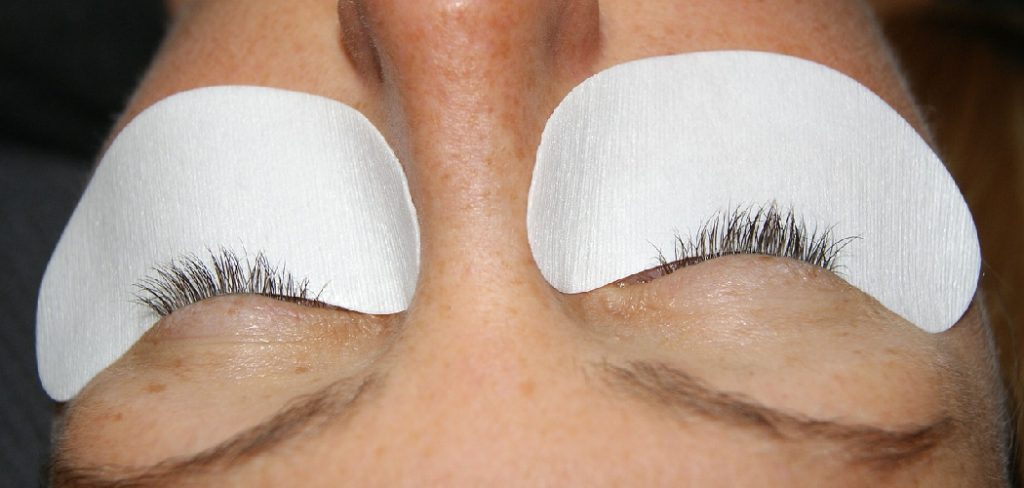 How to Moisturize Eyelids with Eyelash Extensions