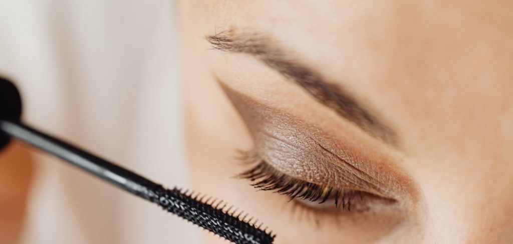 How to Put Mascara on Without Clumps
