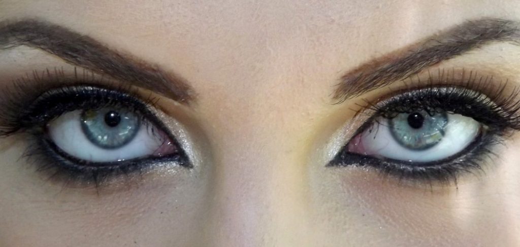 How to Uncurl Eyelash Extensions
