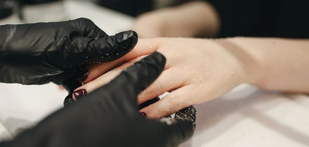 How to Wear Gloves With Acrylic Nails