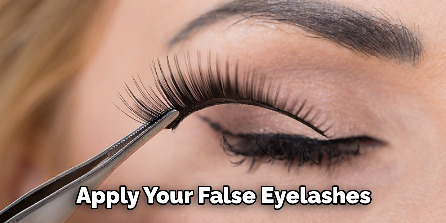 Apply Your False Eyelashes