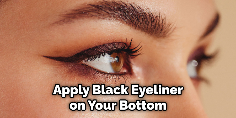 Apply Black Eyeliner on Your Bottom