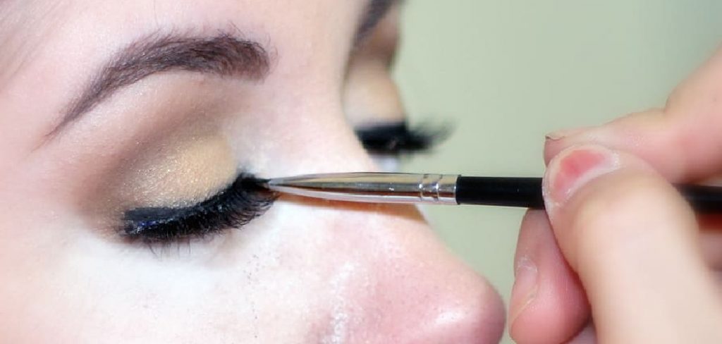 How to Apply Mascara to Lower Lashes