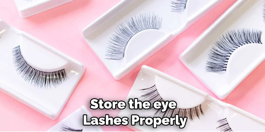 Store the eye Lashes Properly