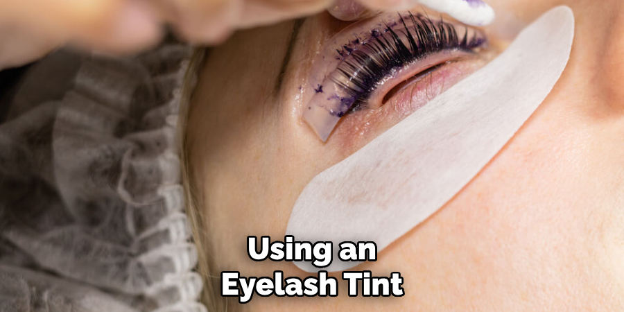 Using an Eyelash Tint