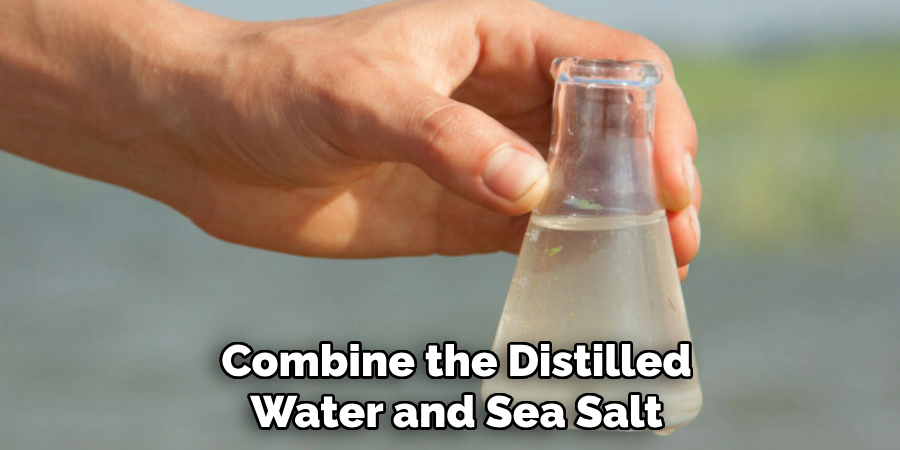  Combine the Distilled Water and Sea Salt