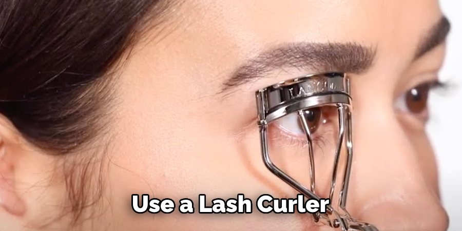 Use a Lash Curler