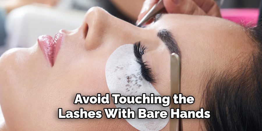 Avoid Touching the
Lashes With Bare Hands