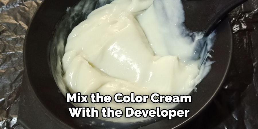 Mix the Color Cream With the Developer