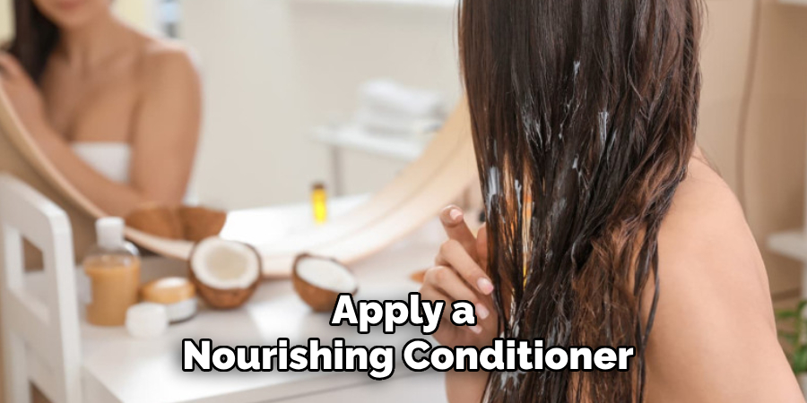 Apply a 
Nourishing Conditioner