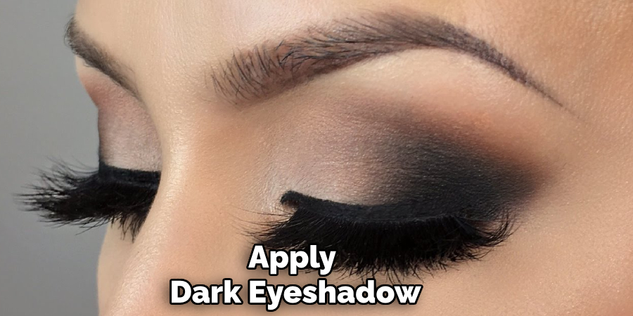 Apply
Dark Eyeshadow