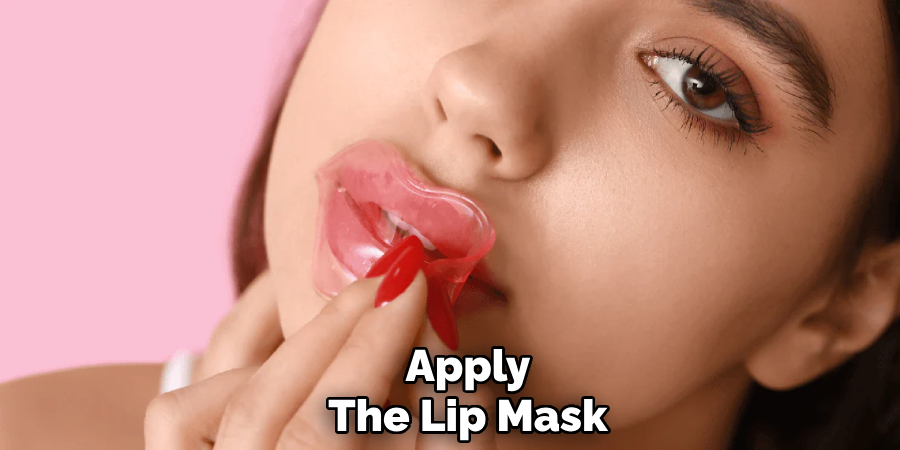 Apply 
The Lip Mask  