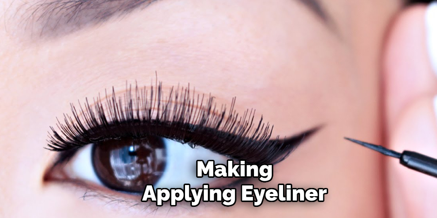 making applying eyeliner