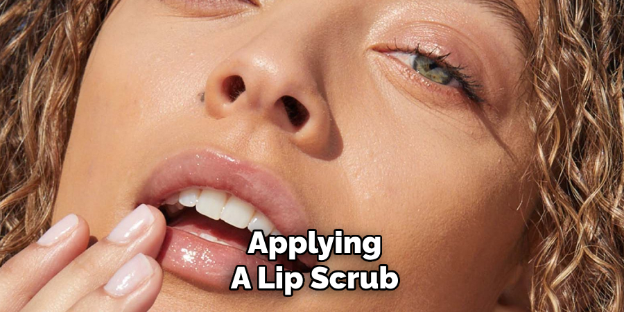 Applying
A Lip Scrub