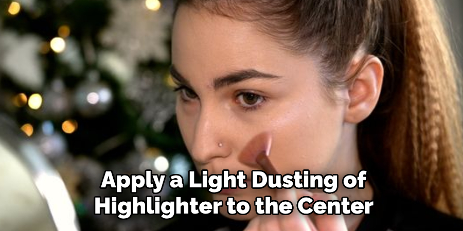 Apply a Light Dusting of
Highlighter to the Center
