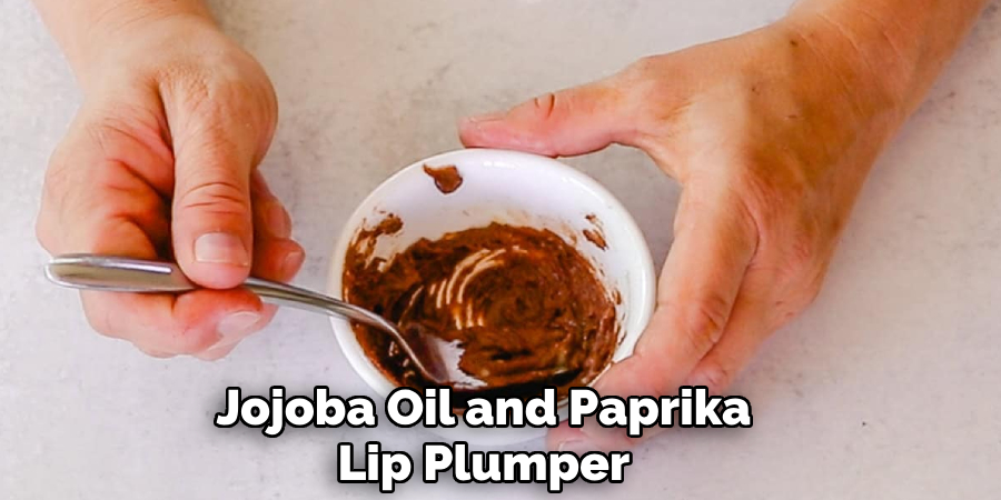 Jojoba Oil and Paprika
Lip Plumper