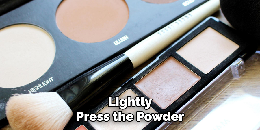 Lightly
Press the Powder