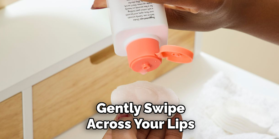 Gently Swipe
Across Your Lips