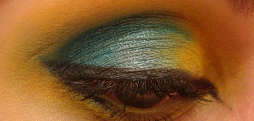 How to Apply Blue Eyeshadow