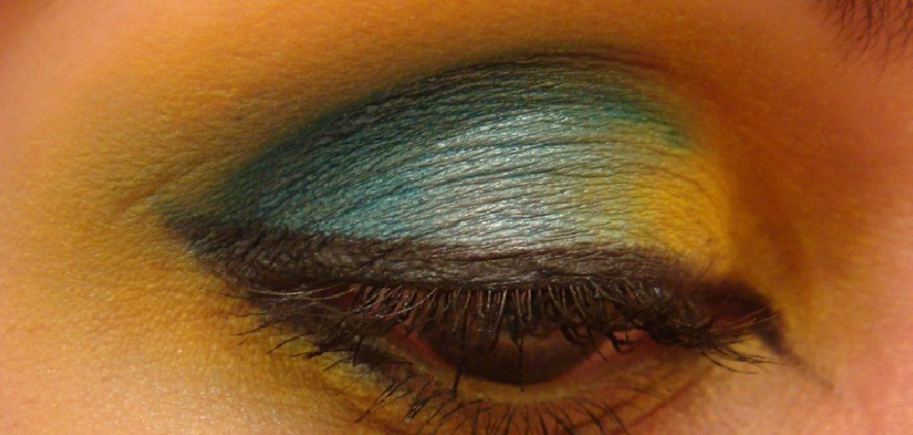How to Use White Mascara