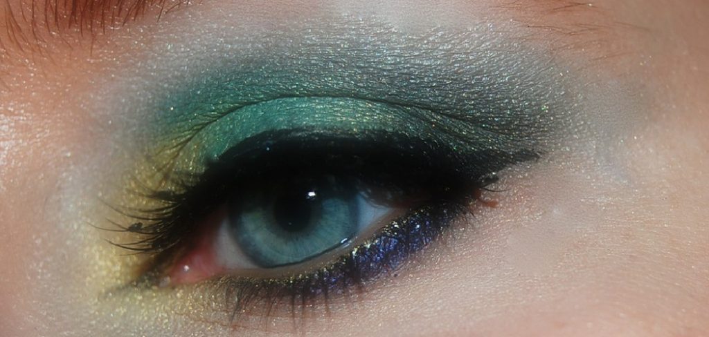 How to Wear Red Eyeshadow