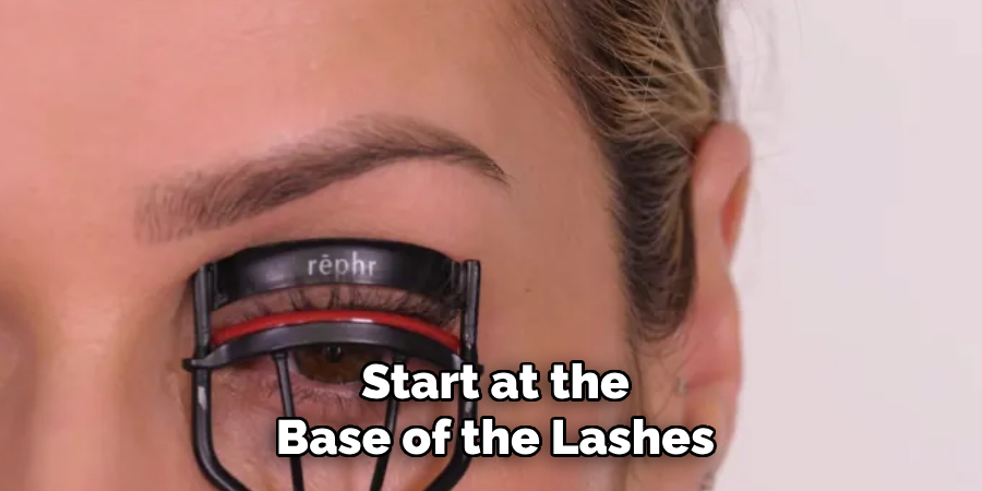 Start at the
Base of the Lashes