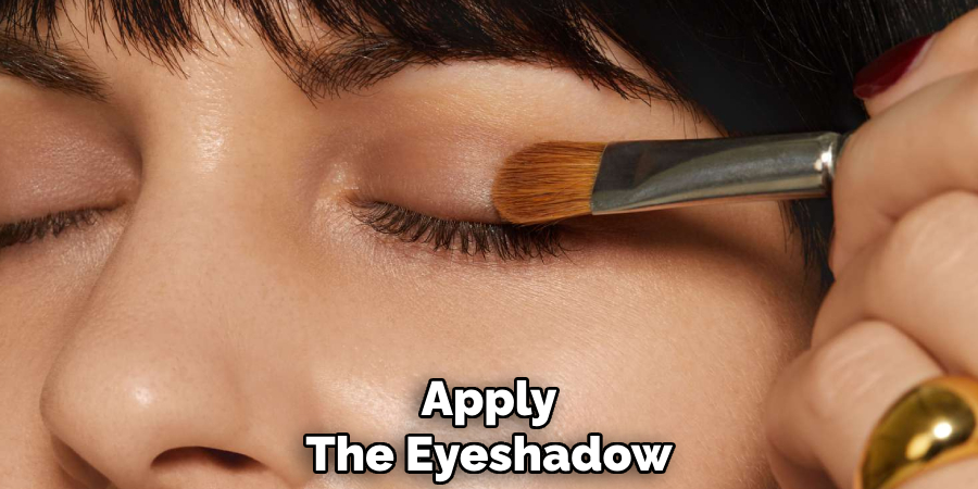 Apply
The Eyeshadow