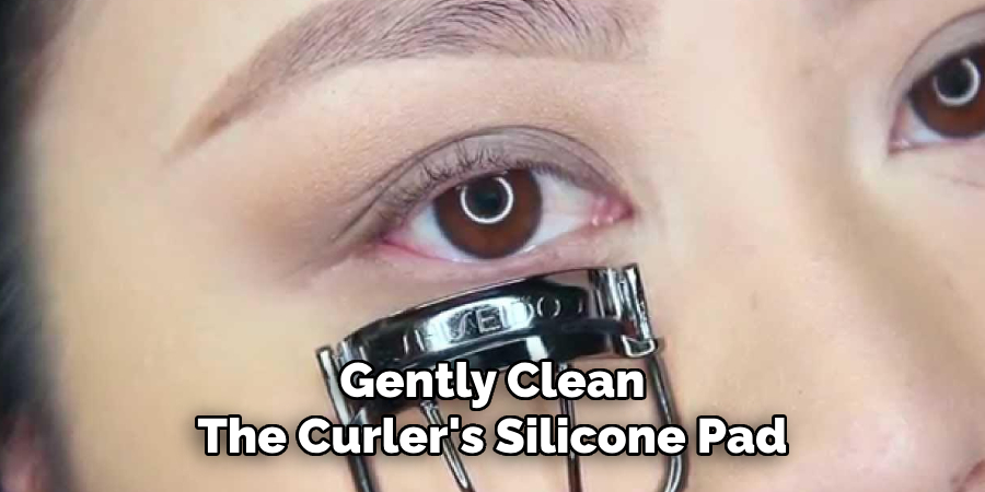 Gently Clean
The Curler's Silicone Pad