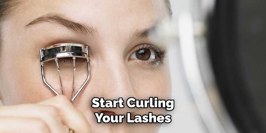 Start Curling
Your Lashes