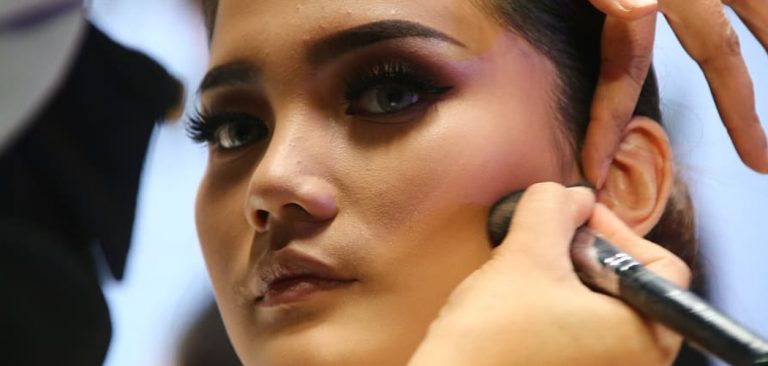 How to Apply Cream Blush With Fingers