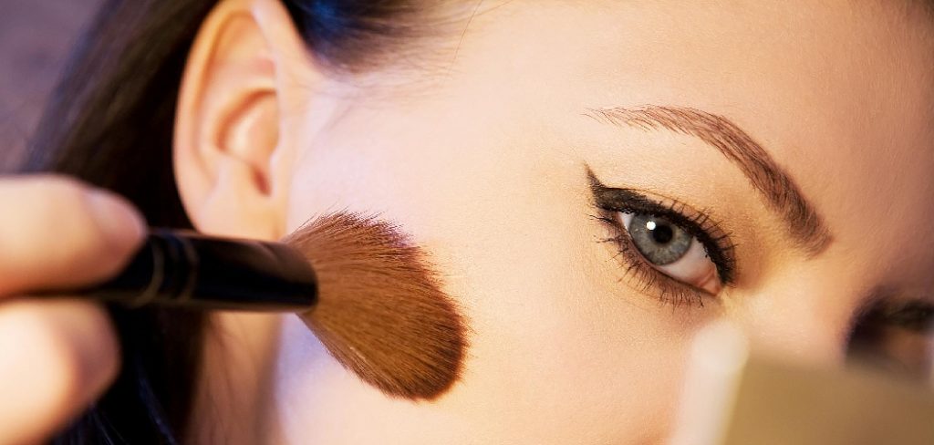 How to Apply Makeup Powder