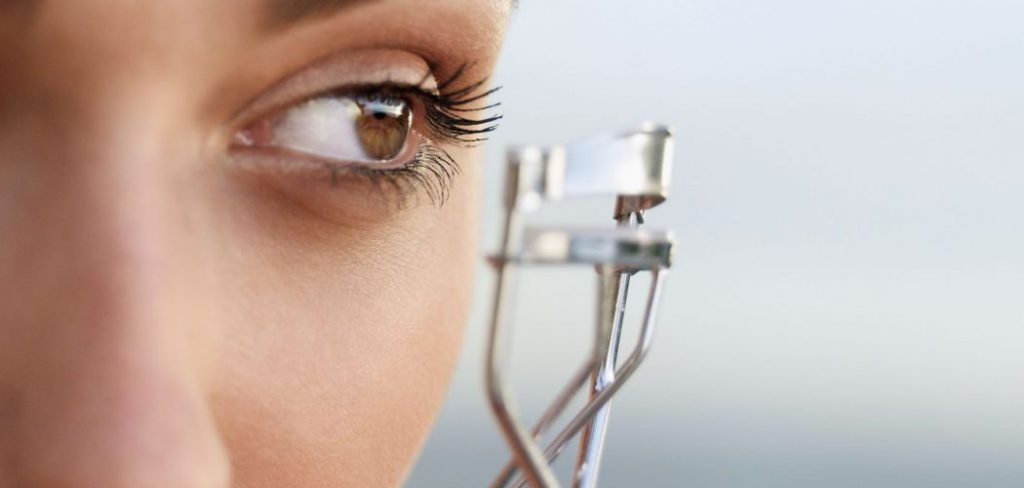 How to Curl False Lashes