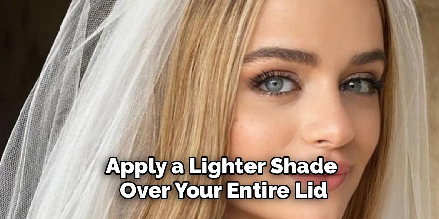 Apply a Lighter Shade
Over Your Entire Lid