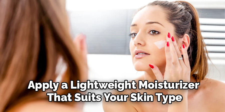 Apply a Lightweight Moisturizer
That Suits Your Skin Type