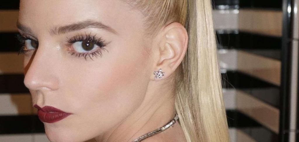 How to Refresh Makeup Without Taking It Off