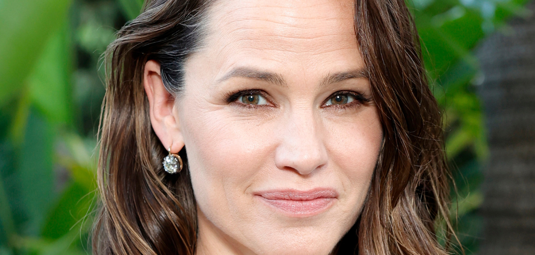 How to Disguise Frown Lines With Makeup