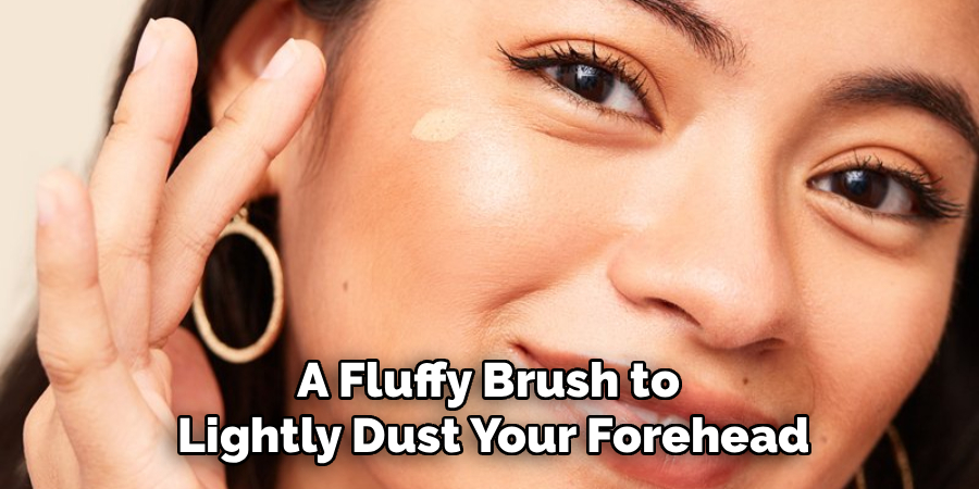 A Fluffy Brush to
Lightly Dust Your Forehead