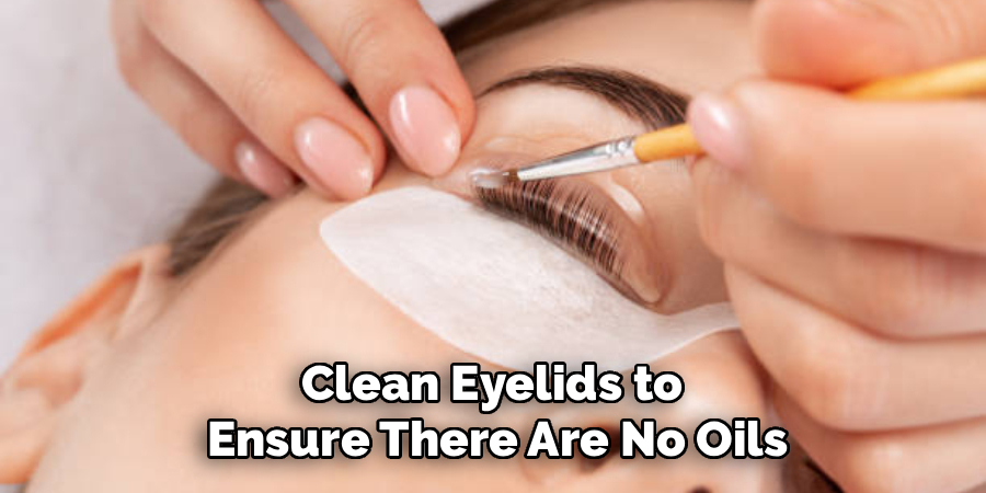 Clean Eyelids to 
Ensure There Are No Oils
