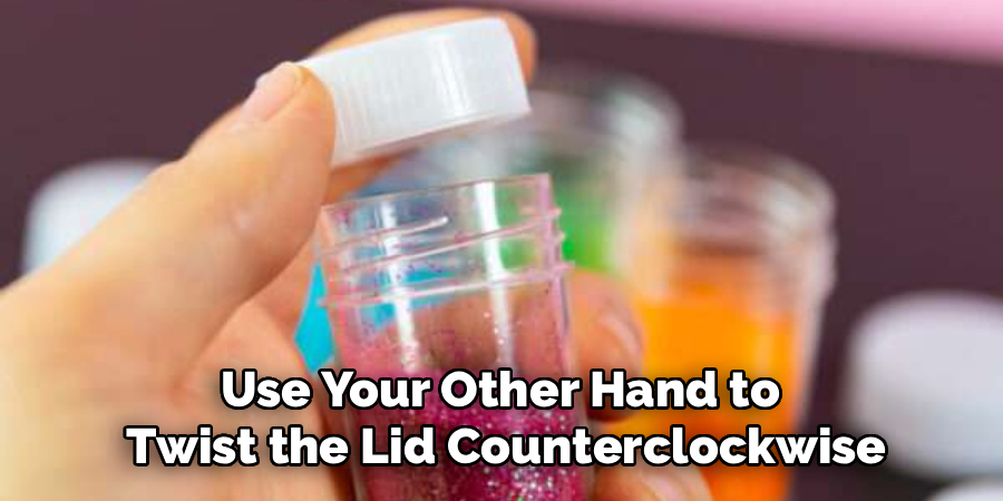 Use Your Other Hand to 
Twist the Lid Counterclockwise