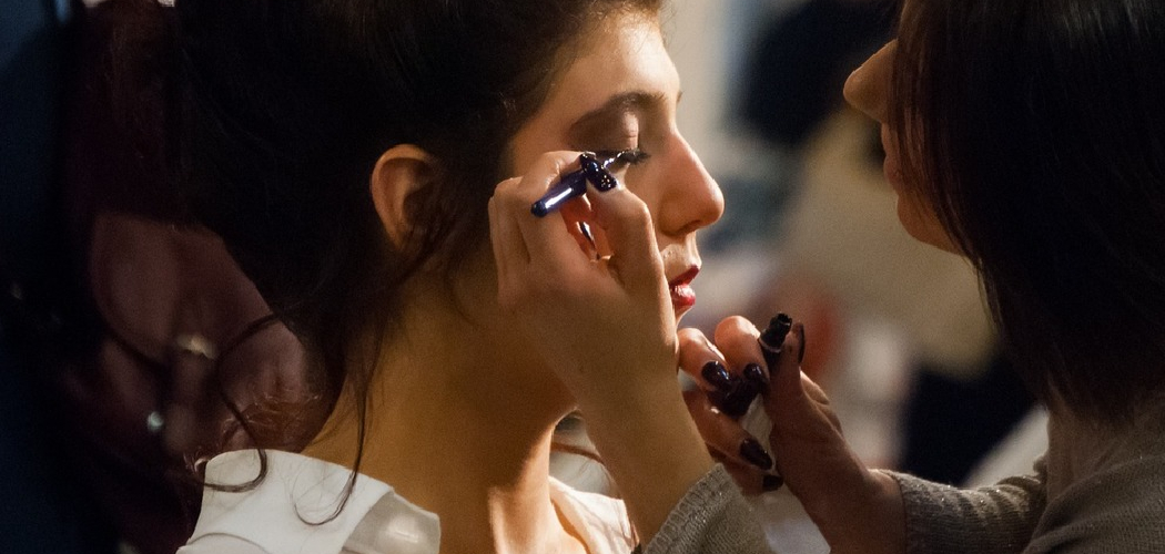 How to Look Like a Different Person With Makeup