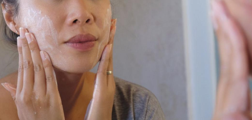 How to Apply Sugar With Facewash on Face