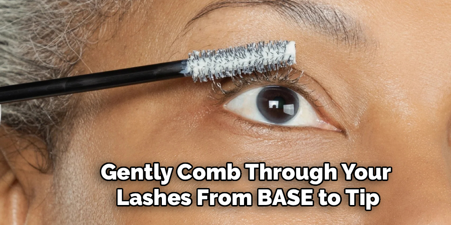 Gently Comb Through Your 
Lashes From BASE to Tip