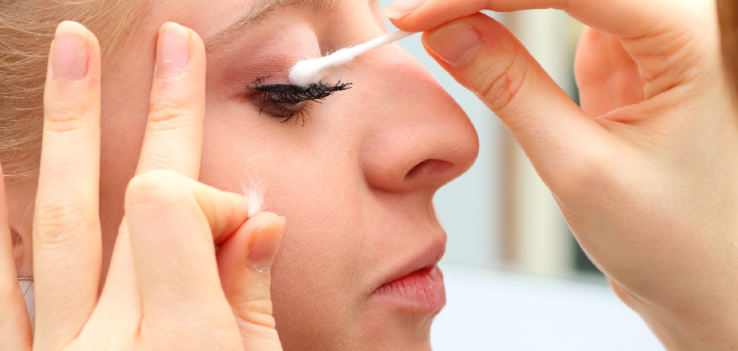 How to Get Mascara Off Eyelids