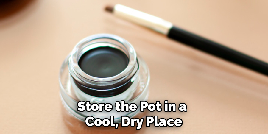 Store the Pot in a 
Cool, Dry Place